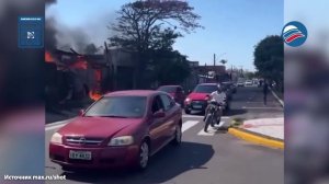 Страшные кадры: самолет влетел в частный дом в Бразилии