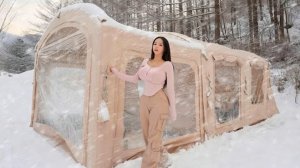 Кемпинг девушки в двухкомнатной надувной палатке.