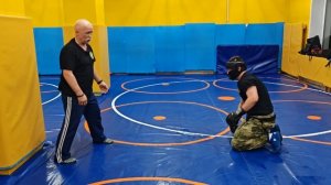 От прямого удара ногой.Сближение с противником.