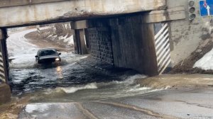 Балезино . Все таки едут под затопленным мостом