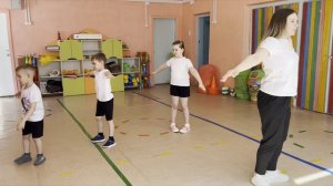 Игра  «Зарядка космонавта зайки». В детском саду