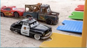 МУЛЬТИК ДЛЯ ДЕТЕЙ КАК ТАЧКИ СПАСЛИ МОЛНИЮ МАКВИН. МУЛЬТФИЛЬМЫ ДЛЯ ДЕТЕЙ.  МАШИНКИ ТАЧКИ.  МАКВИН.