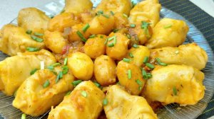 Картофель с мясными конвертиками  в одной  сковороде.