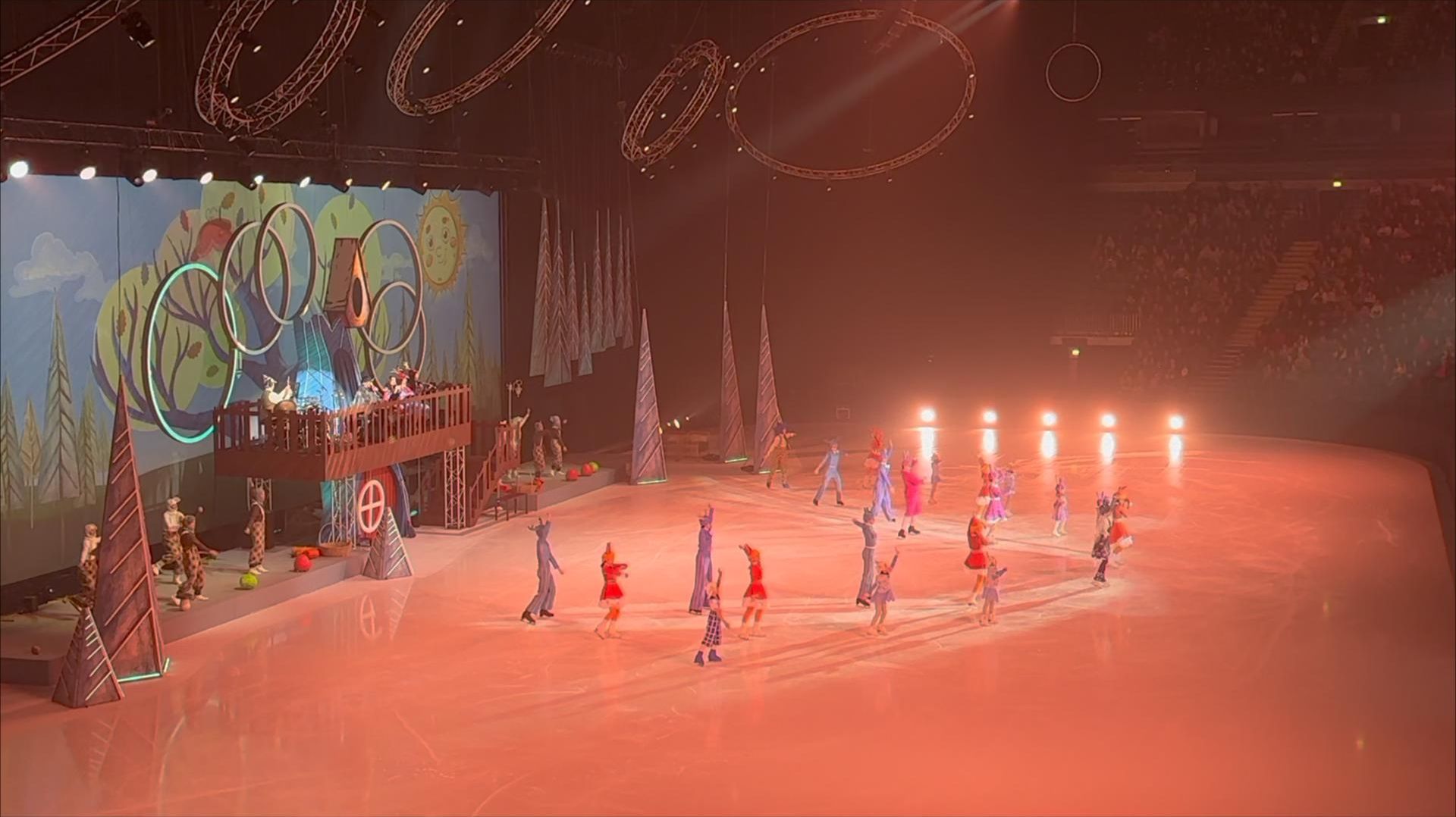 Арина с родителями на Новогоднем Ледовом Шоу "Мама" ("Волк и семеро козлят")