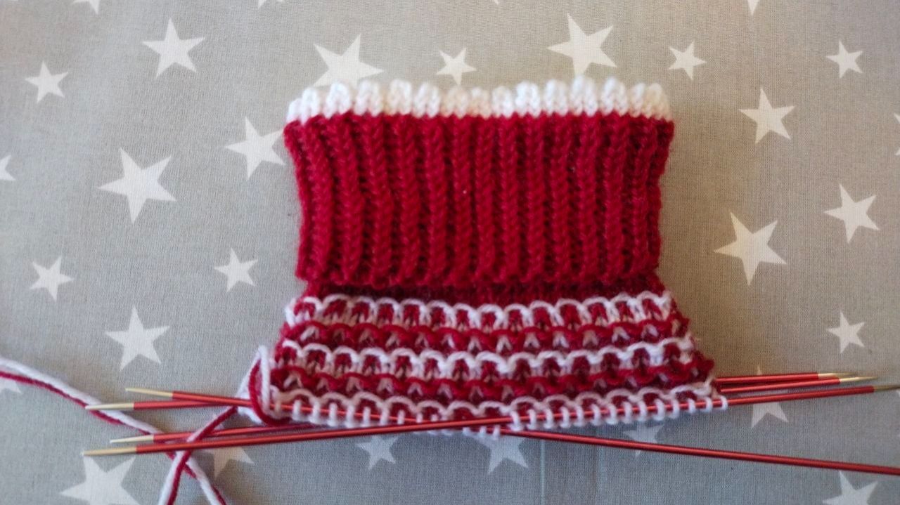 Резинка с отгибом и красивыми рубчиками.