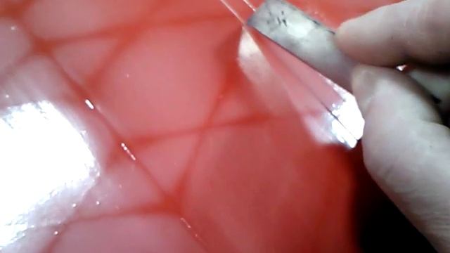 №19- Прорезаю краску по маскировке на крыле снизу после покраски красным цветом.