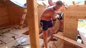 Вытягиваем стену дома с кукушкой с помощью троса и киянки