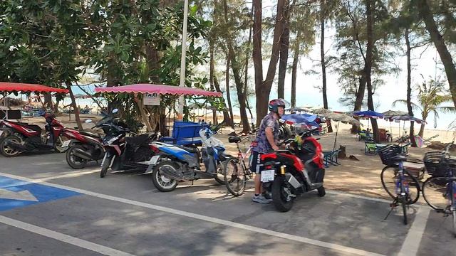 2025.12.28 Таиланд, Районг, еду с Андрюхой вдоль берега