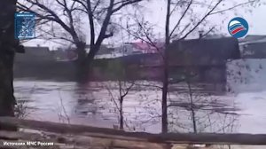 Разрушительная сила: паводки в России разрушили 2 моста за день