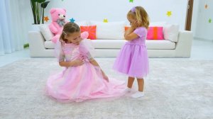 Алиса вместе с подругами проводит время