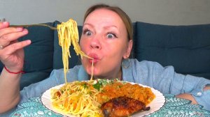 Мукбанг от Яновны Спагетти с овощами аля удон, бедро куры из духовки, капуста тушеная, салат. Еда .