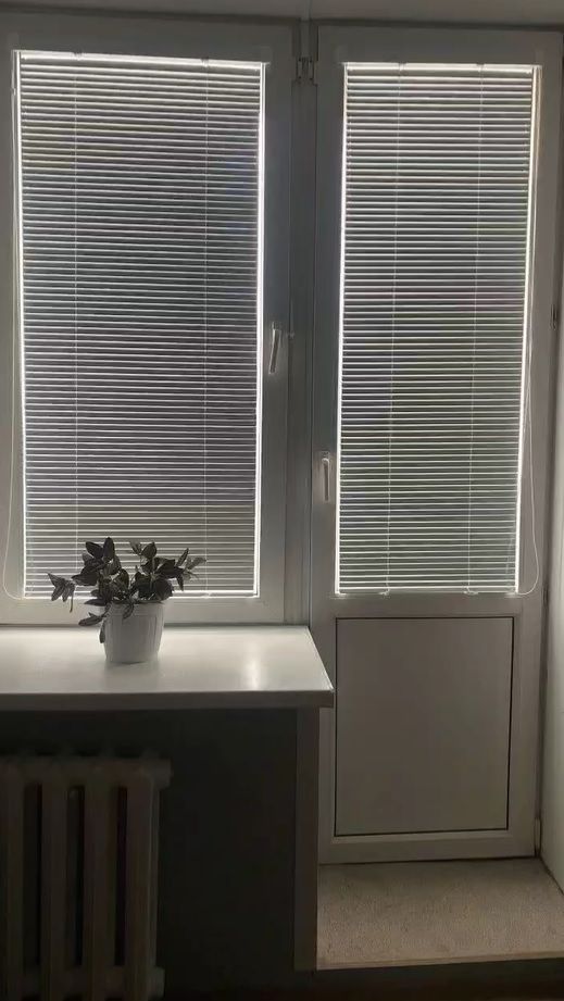 Компактное и практичное решение для оформления окна. Белые глянцевые горизонтальные жалюзи Venus.