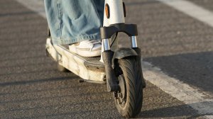 Подростки на электросамокате сбили пенсионера в Москве