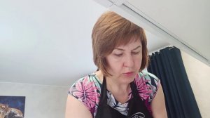 Моё первое рабочее утро после отпуска))  Мама подкармливает дочу