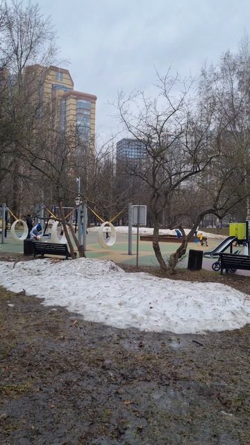 Детская площадка в Ворнцовском парке пользуется популярностью даже в плохую погоду