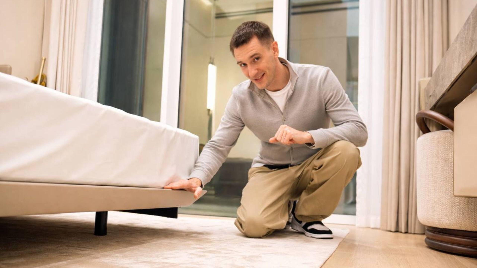 Обзор квартиры с современным ремонтом. Грамотное зонирование и натуральные материалы в интерьере.