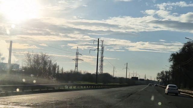 Рассвет в пути. Утро туманное. Впереди заснеженные вершины Эльбруса. Дорога в Кисловодск.