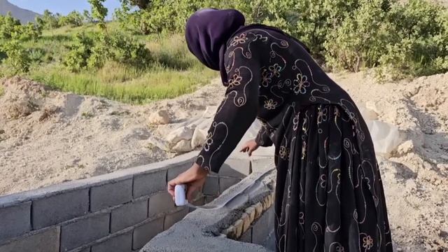 298ч.Мать строит пещеру в самом сердце горы; дети играют на природе