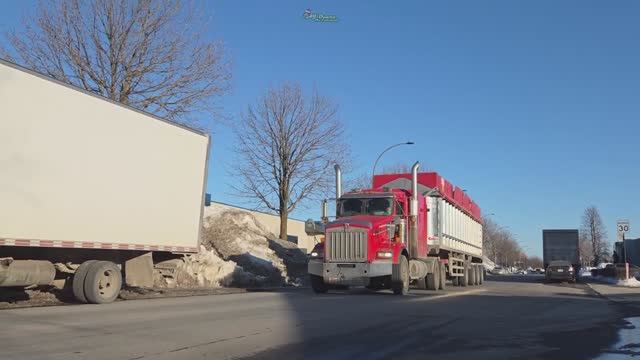 Куда девают снег в Монреале? Грузят на траки...