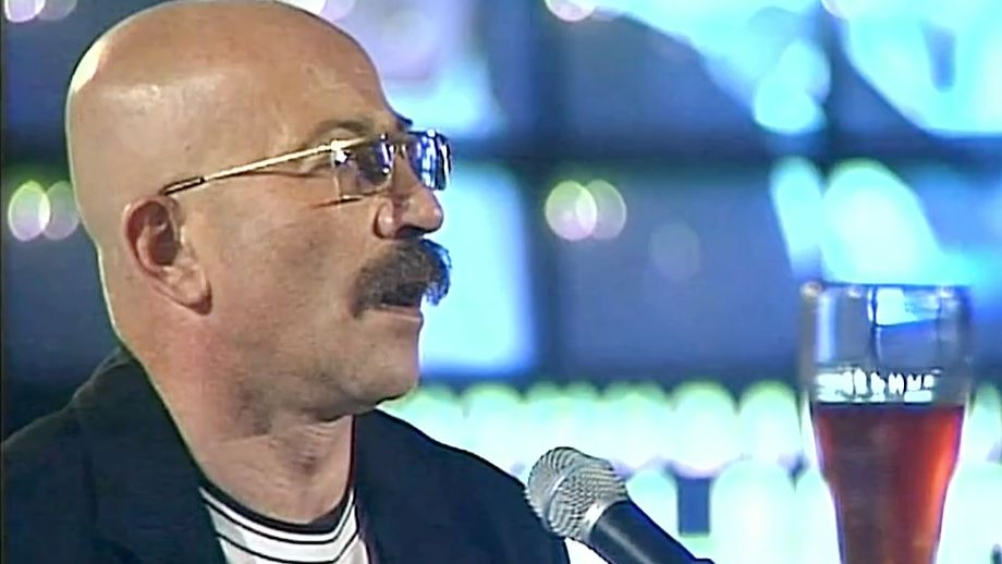 Почему Александр Розенбаум решил исполнить песню „По снегу“ под аккомпанемент рояля?