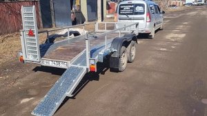 Усиленный прицеп для перевозки спецтехники с откидными аппарелями.