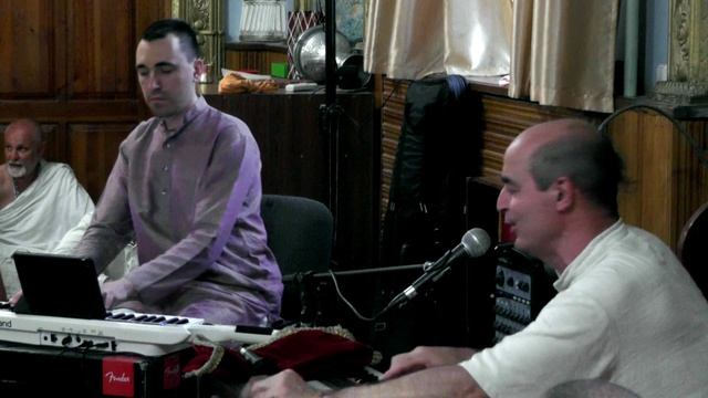 2015.06.14  Женя и ЕМ Адираса прабху. Киртан 4 .