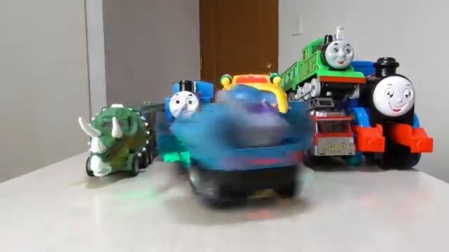 Разные игрушки из коллекции Томаса для детей. Играем самолётом , бабочкой. #дети #видеодлядетей