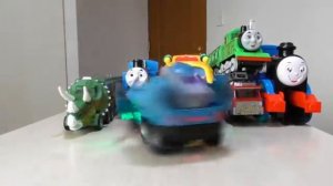 Разные игрушки из коллекции Томаса для детей. Играем самолётом , бабочкой. #дети #видеодлядетей