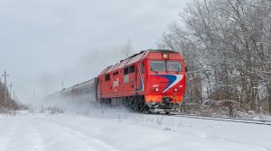 ТЭП70БС-093 с «разноцветным» поездом Ташкент - Москва