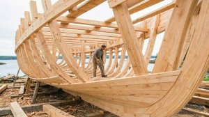 Мужчина построил полноразмерный деревянный корабль из необработанных брёвен.