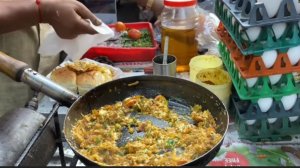 Индийский бургер с омлетом. Быстрая уличная еда.