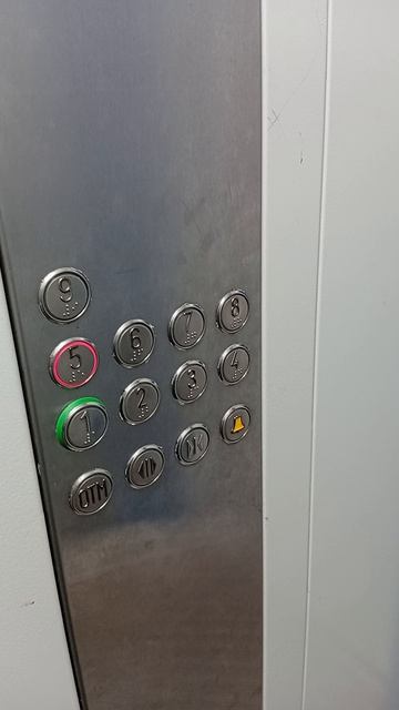 лифт КМЗ 2020 года в моём подъезде