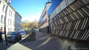 Вдали Яуза река.