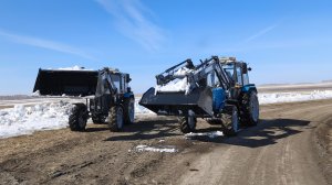 Два МТЗ в помощь.Вода пошла через трассу.