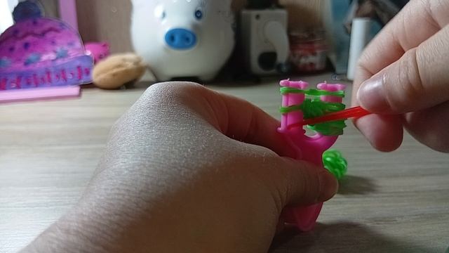 Зеленое яблочко на рагатке.