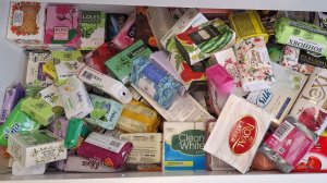 Перебираю мыло на полочке в комоде)I'm sorting through the soap on the shelf in the dresser)
