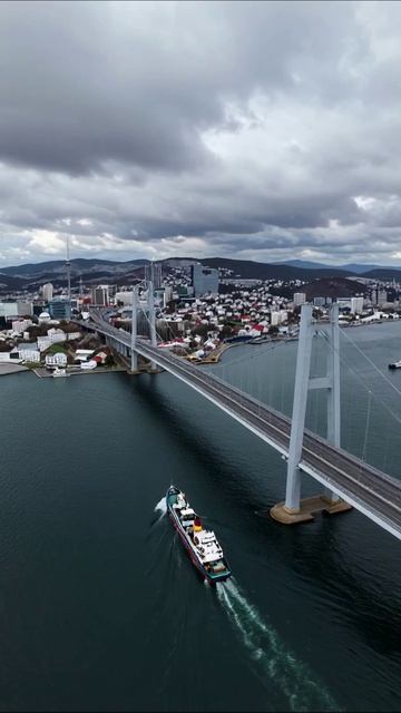 Корабль под мостом: живописный вид города #мост #город #пейзаж