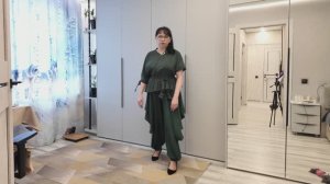 БРЮКИ НЕОБЫЧНОГО КРОЯ. Брюки солнце с манжетами по низу. Показываю брюки на себе и на столе.