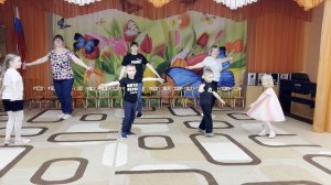 Игра  «Зарядка космонавта зайки». В детском саду с родителями