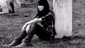 ОНА ВЫШЛА ИЗ ТЮРЬМЫ И... ПОСЕЛИЛАСЬ НА КЛАДБИЩЕ_