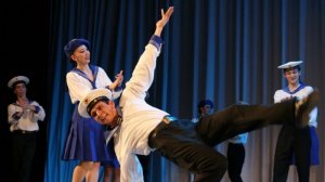 Матросский танец Яблочко, да в стиле степ, да девушка при этом его станцует... это что-то