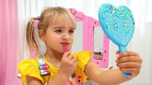 Алиса притворяется взрослой, используя трюк своей тёти.