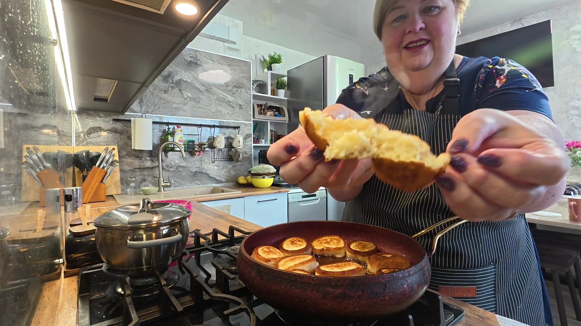 Готовлю пышные оладушки как готовила моя мама. Завтракаем все вместе.