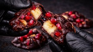 Разложила банан и орехи — залила шоколадом и в морозилку