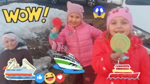 ДЕТИ ИГРАЮТ 😱ВЕСНА 🚢ПУСКАЕМ КОРАБЛИКИ🤣