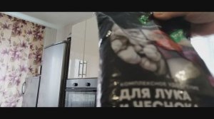 Нужная штучка с OZON. Первая подкормка лука после зимы. Опять разоткровенничалась.