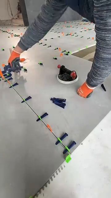 Миниурок в  памятки, с процессом укладки плитки. 

Используются как СВП, так и подковки, что конечно