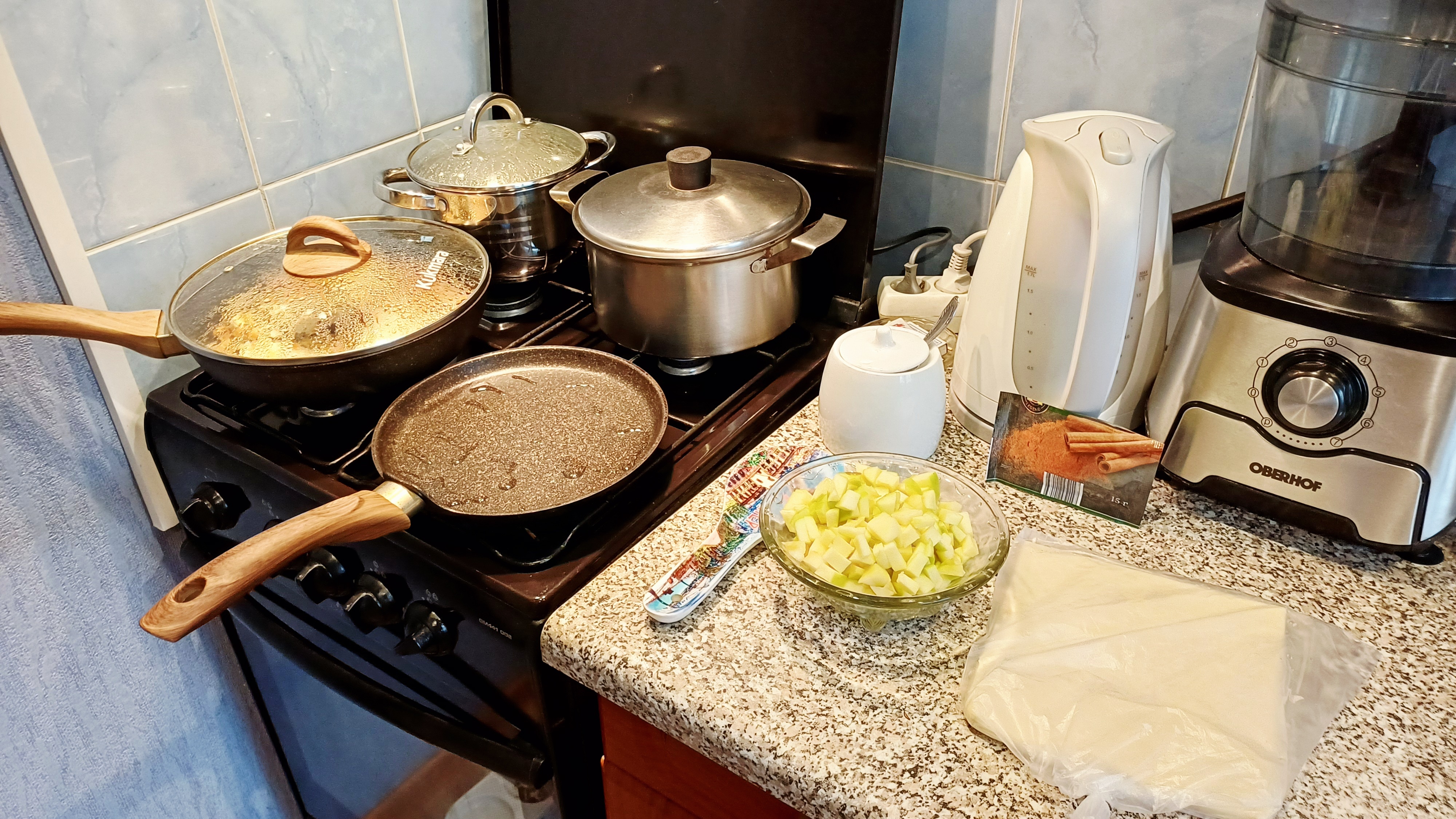 Ух я наготовила/Слойки ум отъешь/Рыба язык проглотишь/Что там творится