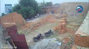 Шокирующее обрушение: стена упала на строителей в Индии