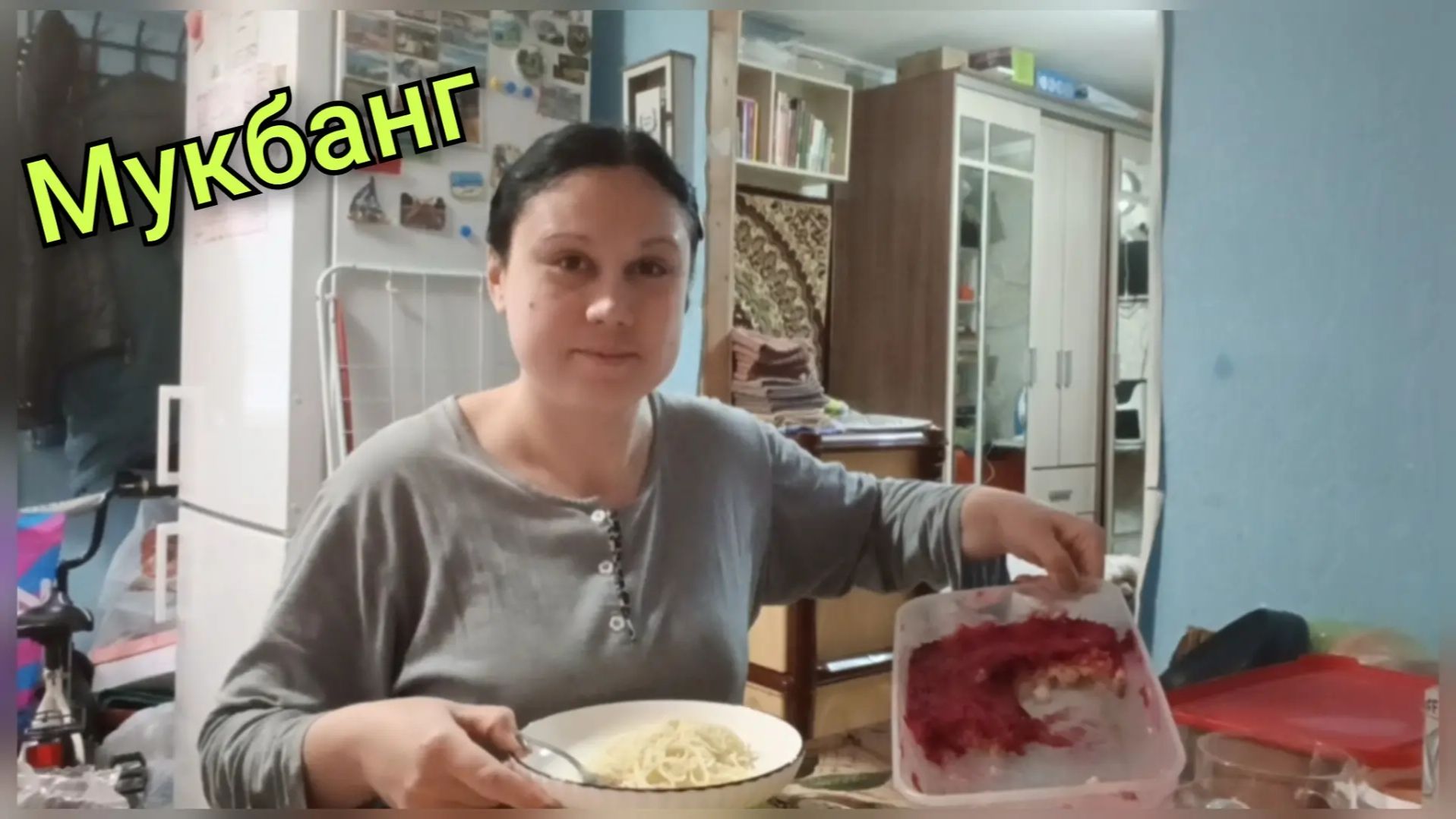 Мукбанг. Кормлю ребенка пальмовым маслом и дешевыми печеньками, сама ем лосося и пью коллаген